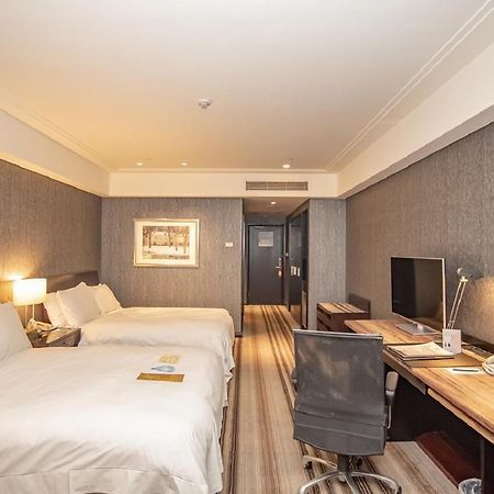 Tayih Landis Hotel Tainan Buitenkant foto Deluxe Room