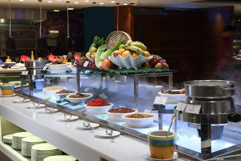 Tayih Landis Hotel Tainan Buitenkant foto A salad bar