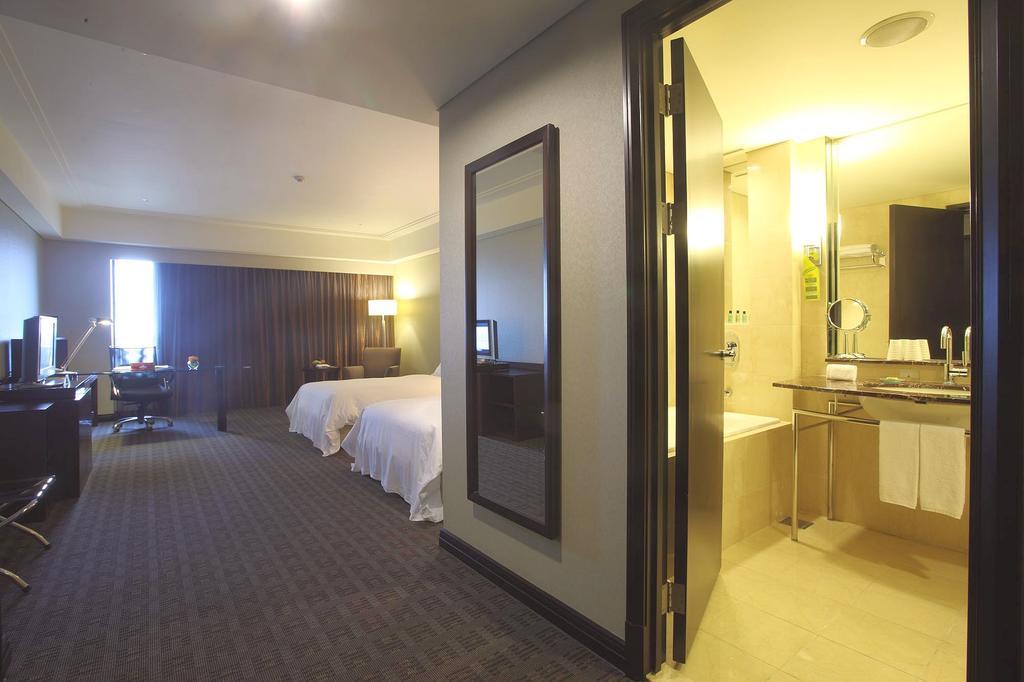 Tayih Landis Hotel Tainan Buitenkant foto A room at the hotel