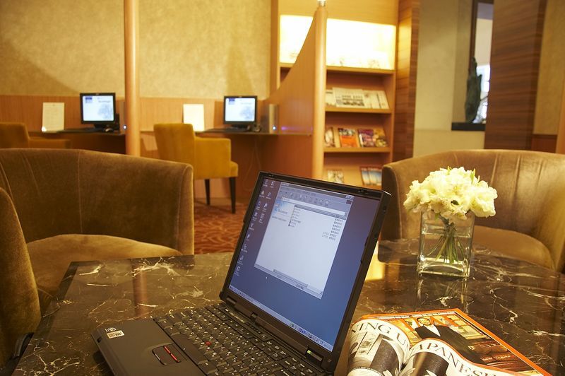 Tayih Landis Hotel Tainan Buitenkant foto A laptop computer
