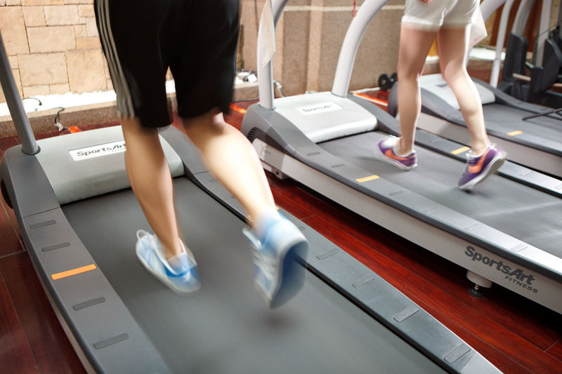 Tayih Landis Hotel Tainan Buitenkant foto Runners on treadmills