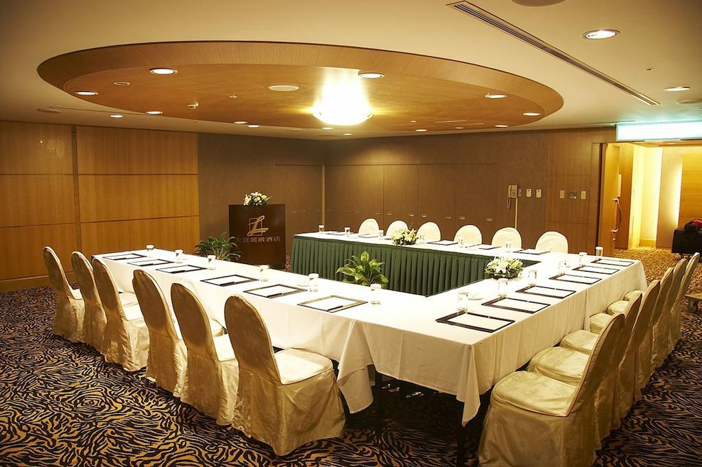 Tayih Landis Hotel Tainan Buitenkant foto A meeting room at a hotel