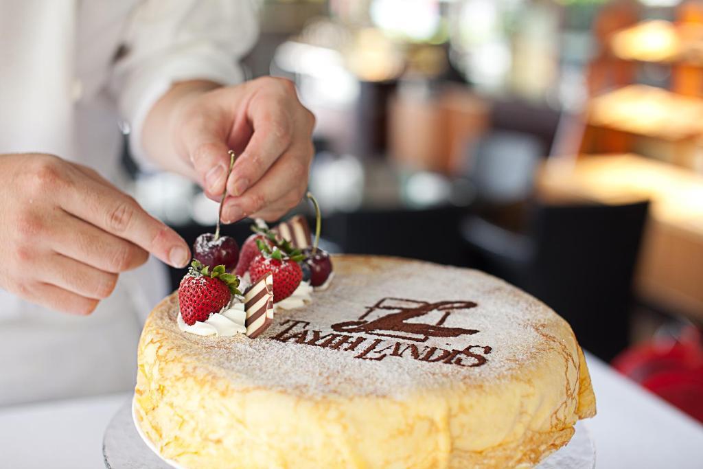 Tayih Landis Hotel Tainan Buitenkant foto A pastry chef decorating a cake