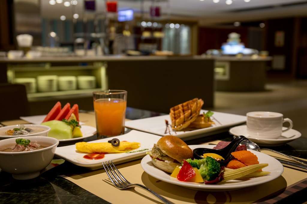 Tayih Landis Hotel Tainan Restaurant foto A breakfast buffet at a hotel