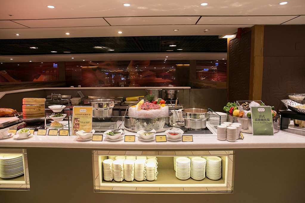 Tayih Landis Hotel Tainan Restaurant foto A buffet at a hotel