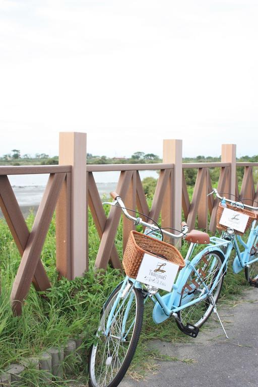 Tayih Landis Hotel Tainan Buitenkant foto Bicycle sharing at the wetland park