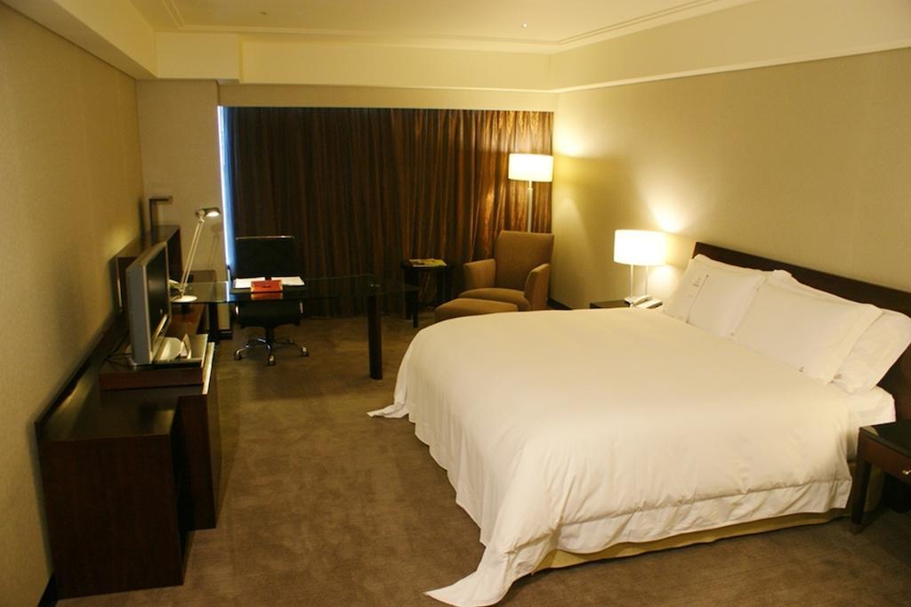 Tayih Landis Hotel Tainan Kamer foto A room at the hotel