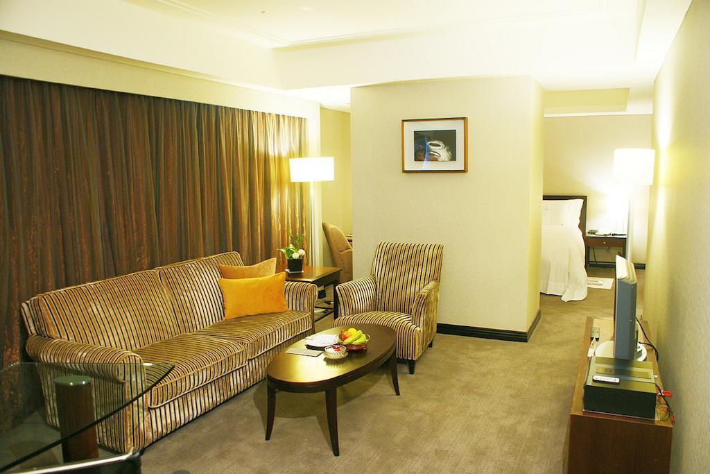 Tayih Landis Hotel Tainan Kamer foto A living room in a suite