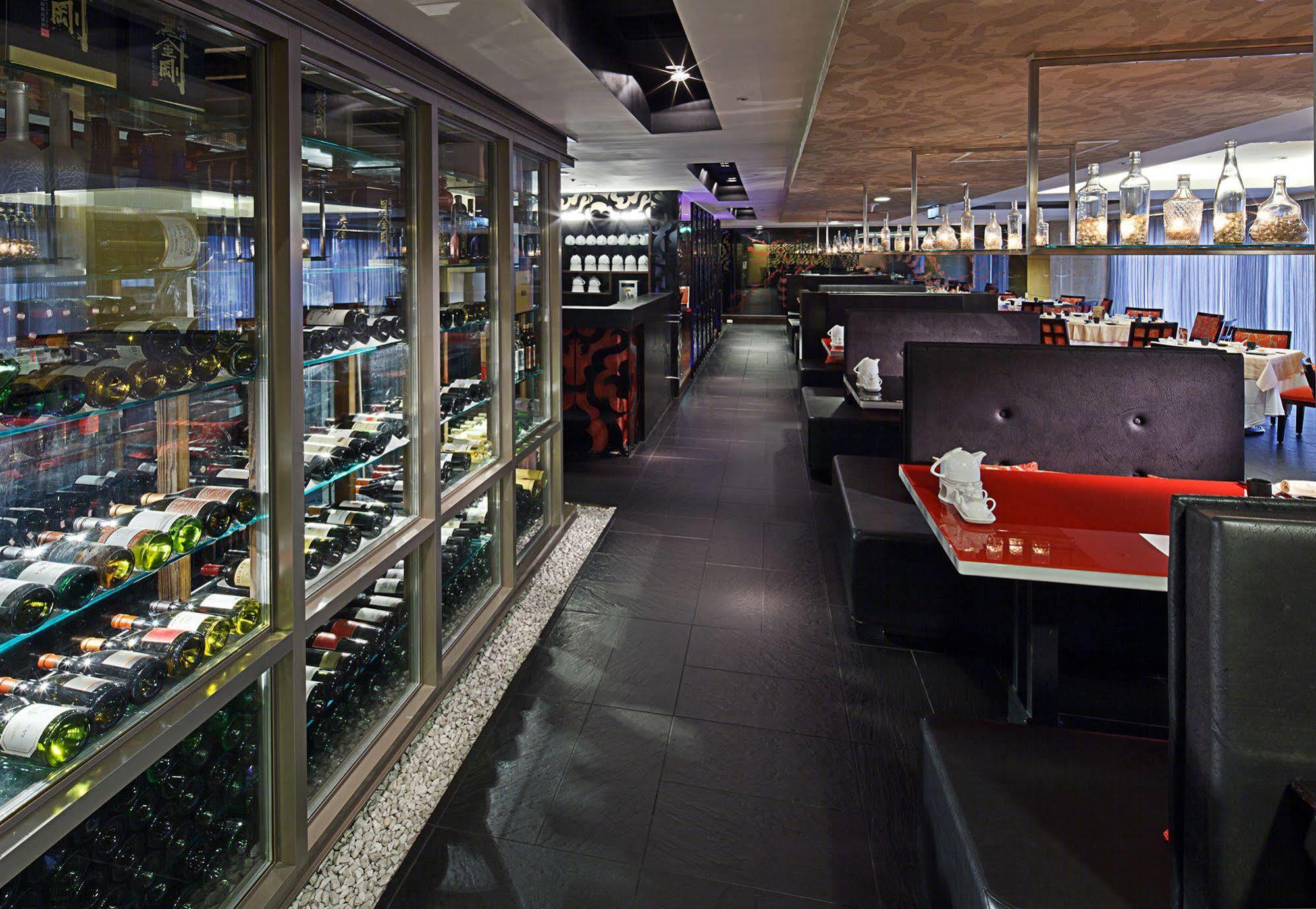 Tayih Landis Hotel Tainan Buitenkant foto Interior of a restaurant in Hong Kong