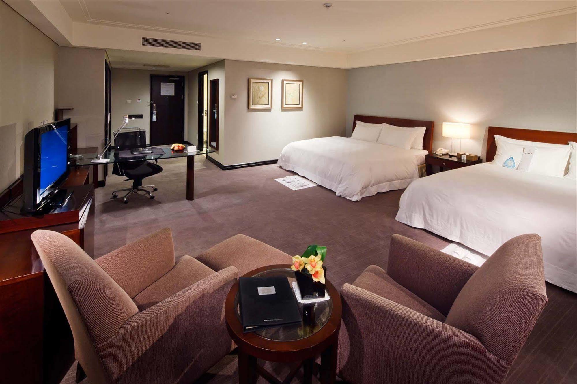 Tayih Landis Hotel Tainan Buitenkant foto Deluxe Room