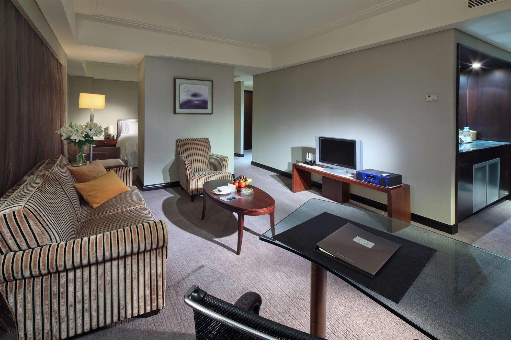 Tayih Landis Hotel Tainan Buitenkant foto A suite at the hotel