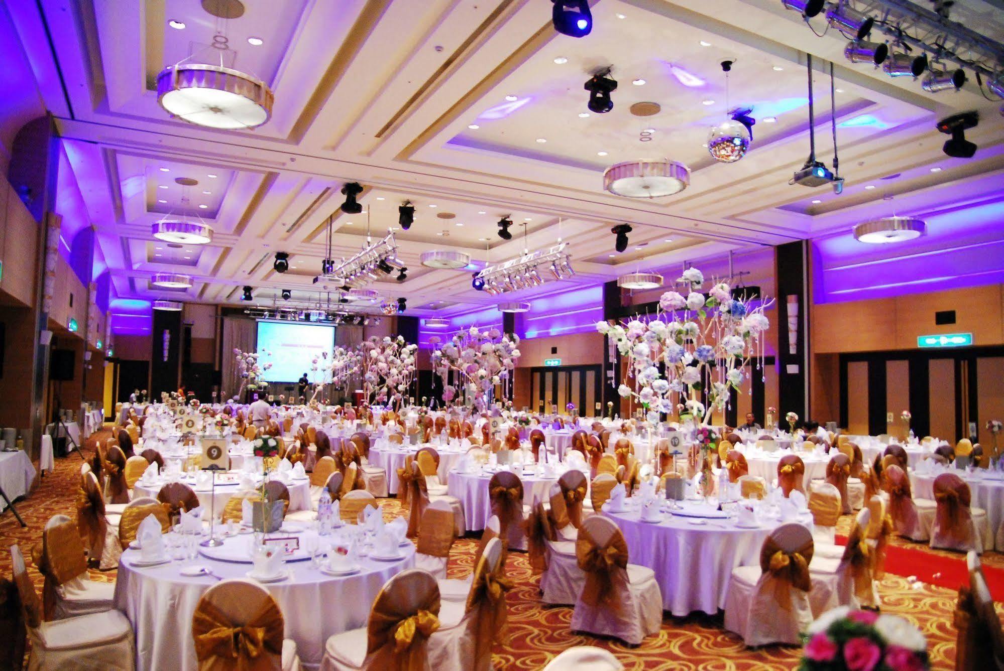 Tayih Landis Hotel Tainan Buitenkant foto A wedding reception at the Grand Ballroom