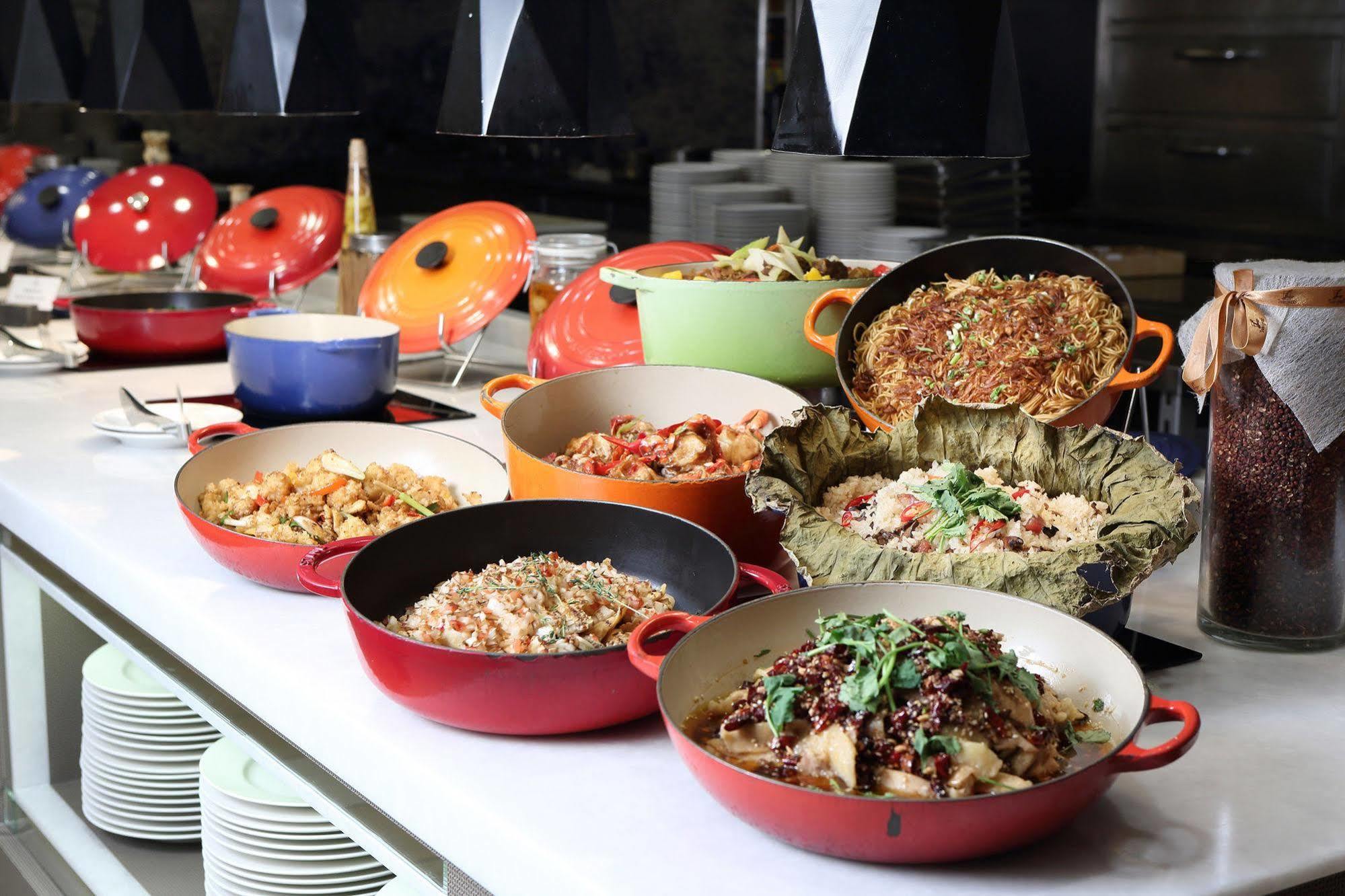 Tayih Landis Hotel Tainan Buitenkant foto Le Creuset cookware