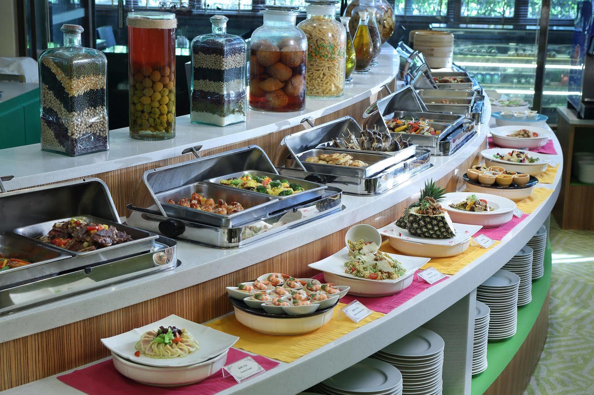 Tayih Landis Hotel Tainan Buitenkant foto A salad bar