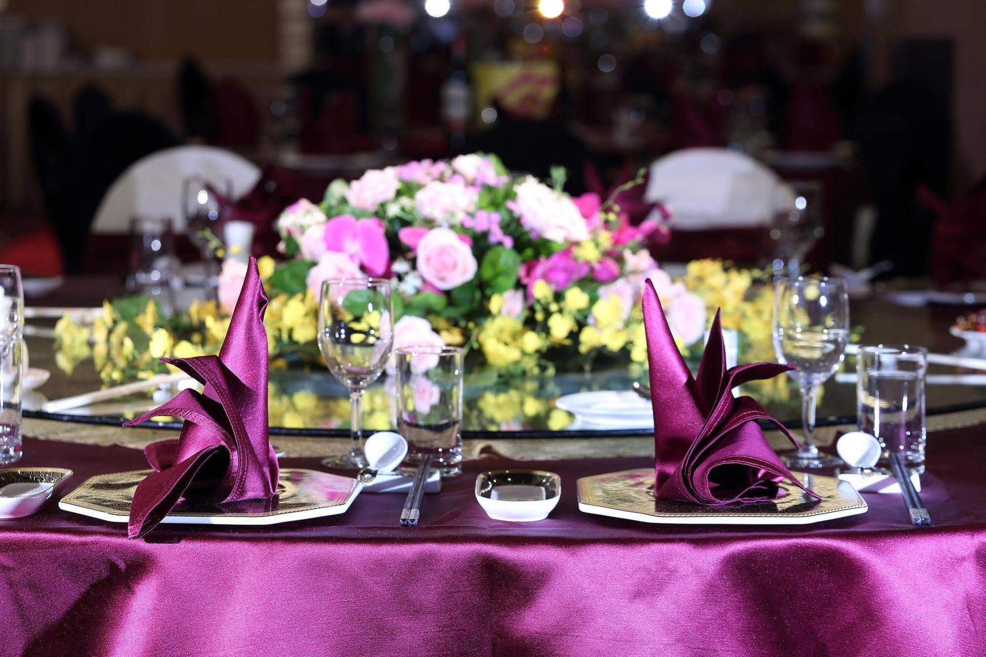 Tayih Landis Hotel Tainan Buitenkant foto A table set for a formal dinner