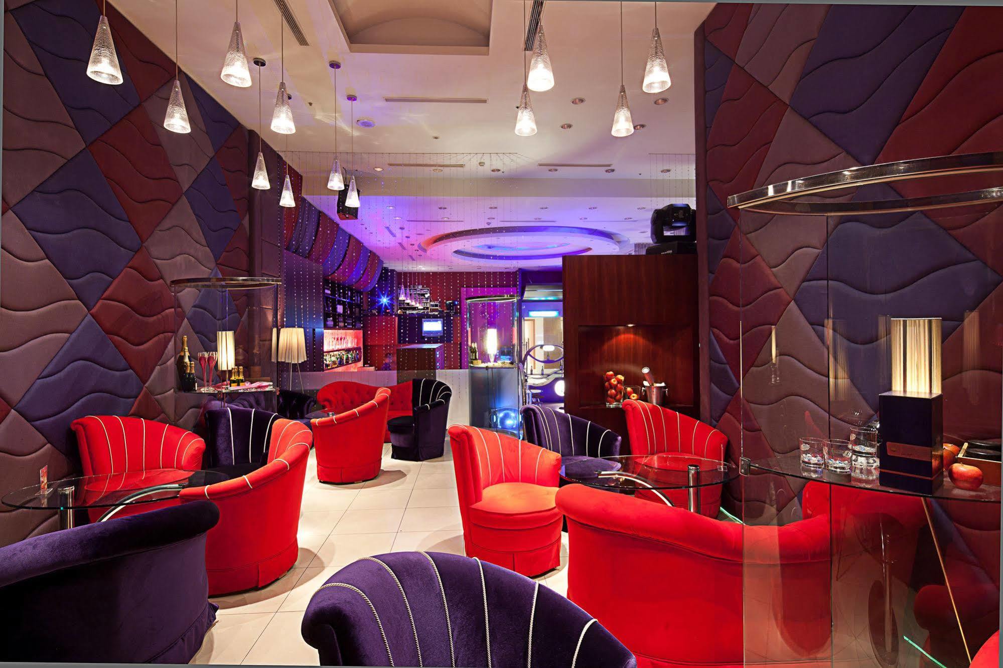 Tayih Landis Hotel Tainan Buitenkant foto The interior of the nightclub