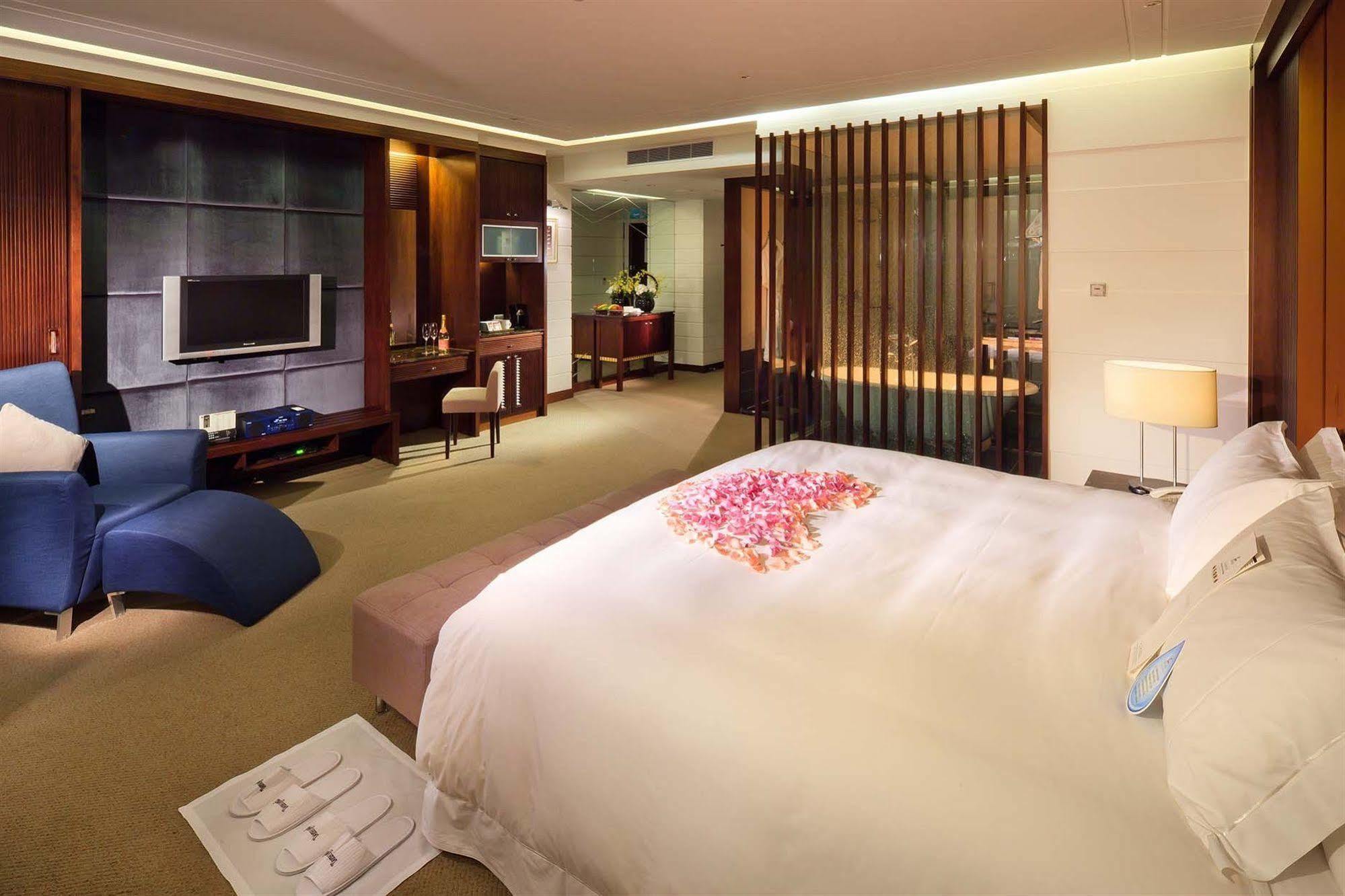 Tayih Landis Hotel Tainan Buitenkant foto A room at the hotel