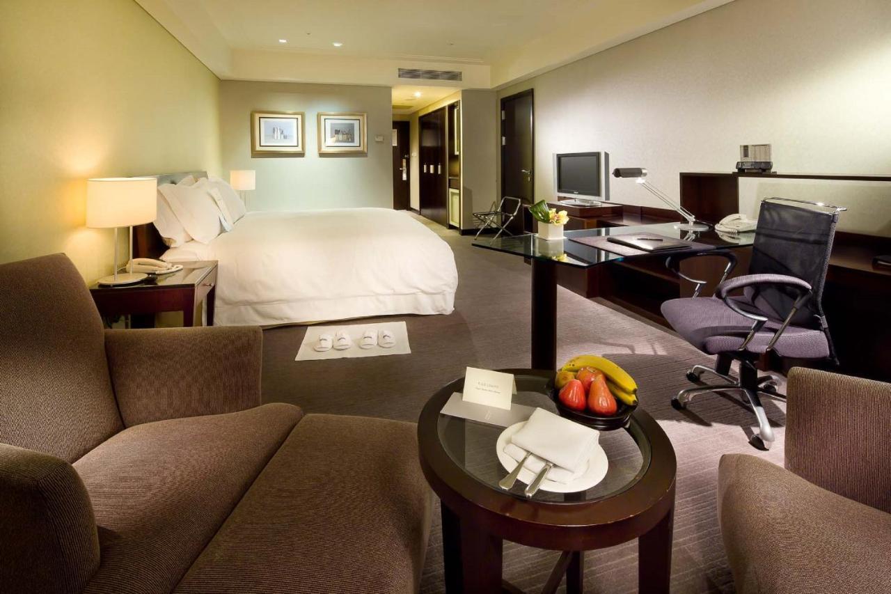Tayih Landis Hotel Tainan Buitenkant foto A room at the Conrad Hong Kong