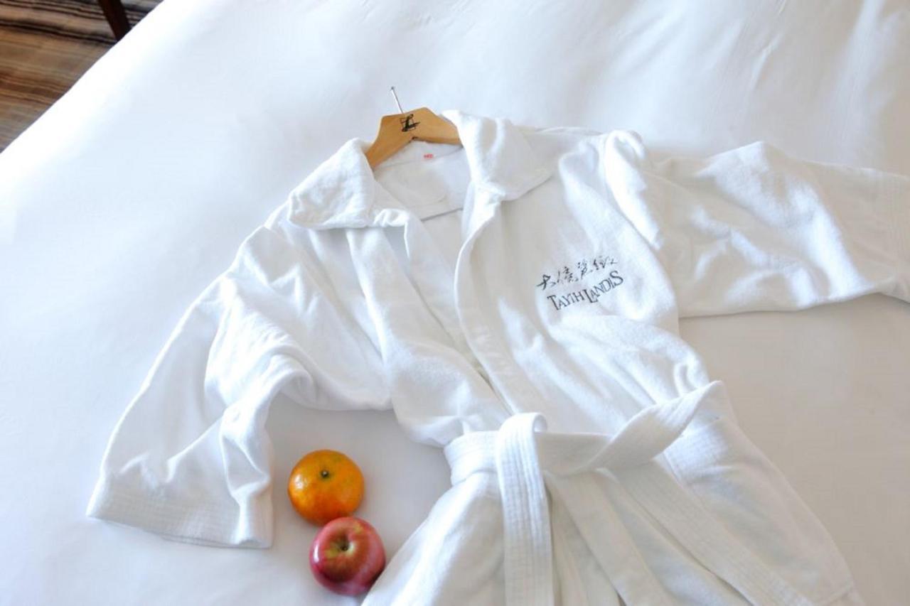 Tayih Landis Hotel Tainan Buitenkant foto A bathrobe