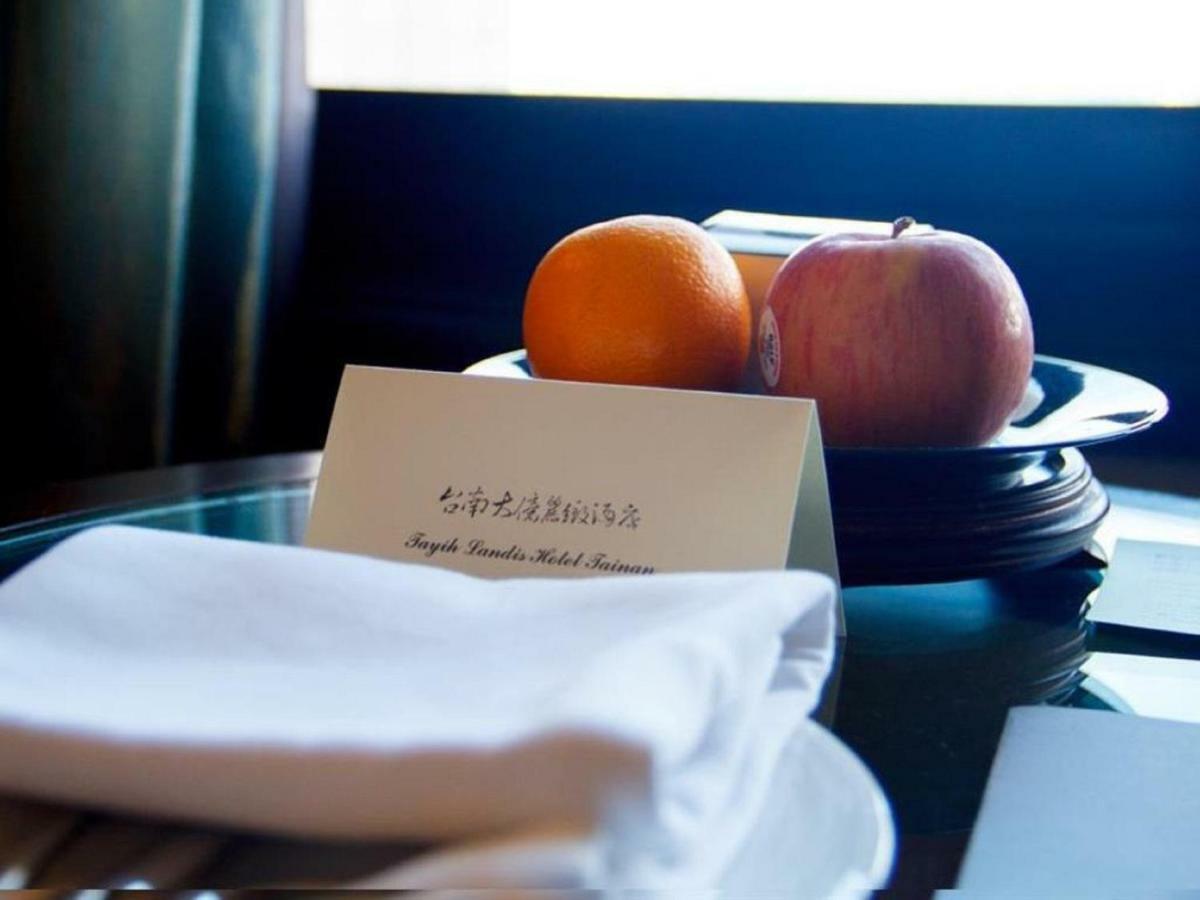 Tayih Landis Hotel Tainan Buitenkant foto A turndown service card