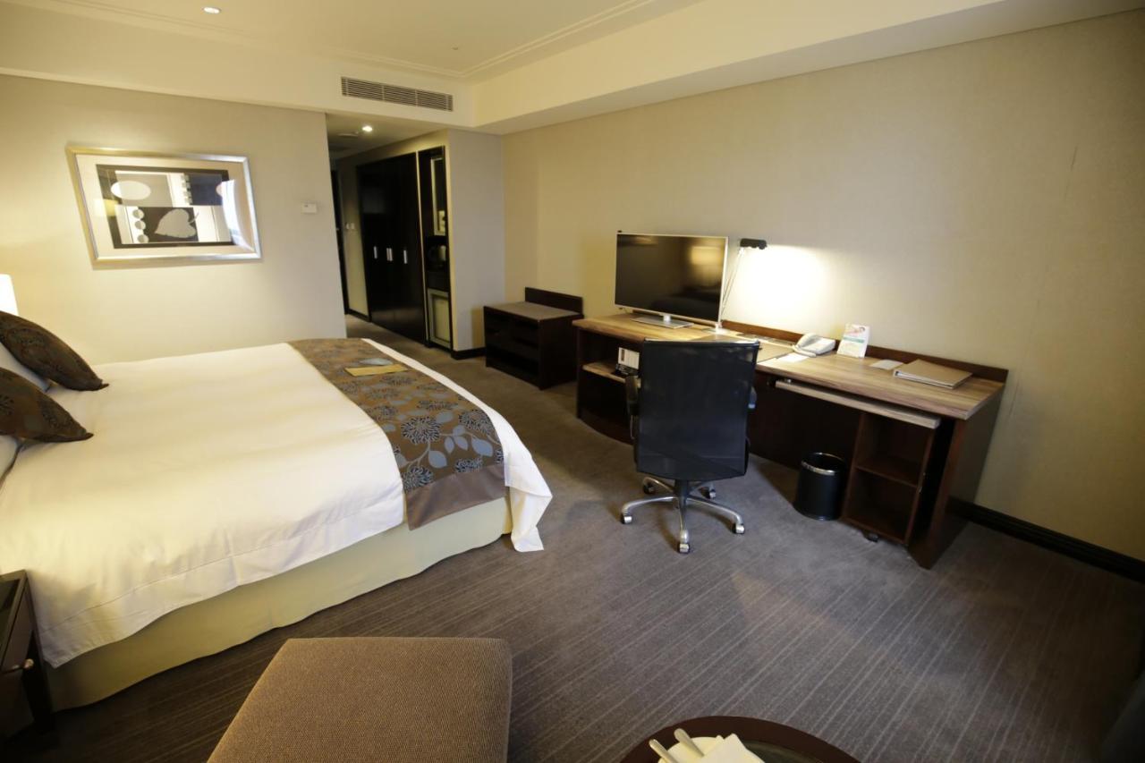 Tayih Landis Hotel Tainan Buitenkant foto A room at the hotel