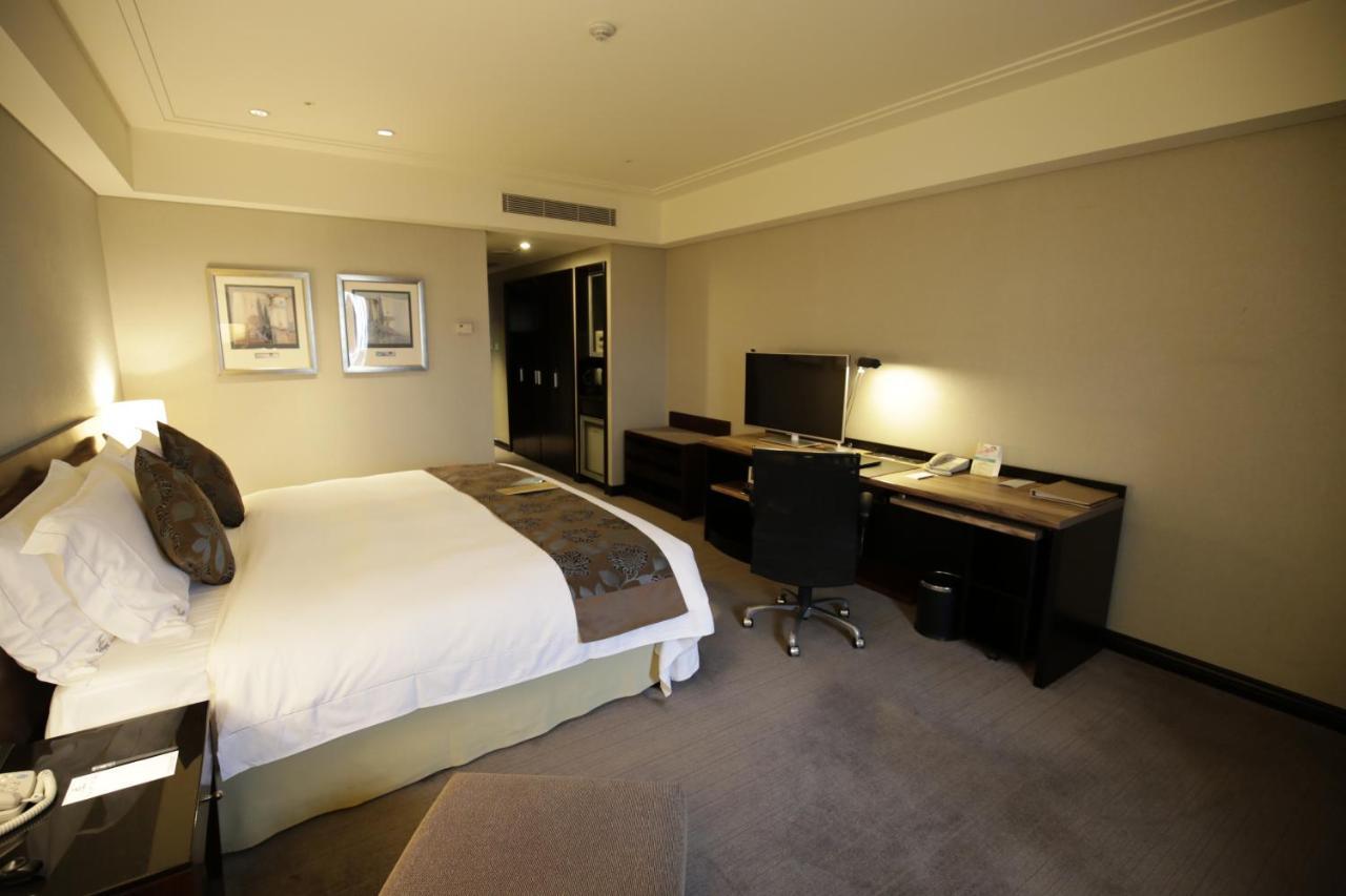 Tayih Landis Hotel Tainan Buitenkant foto A room at the hotel