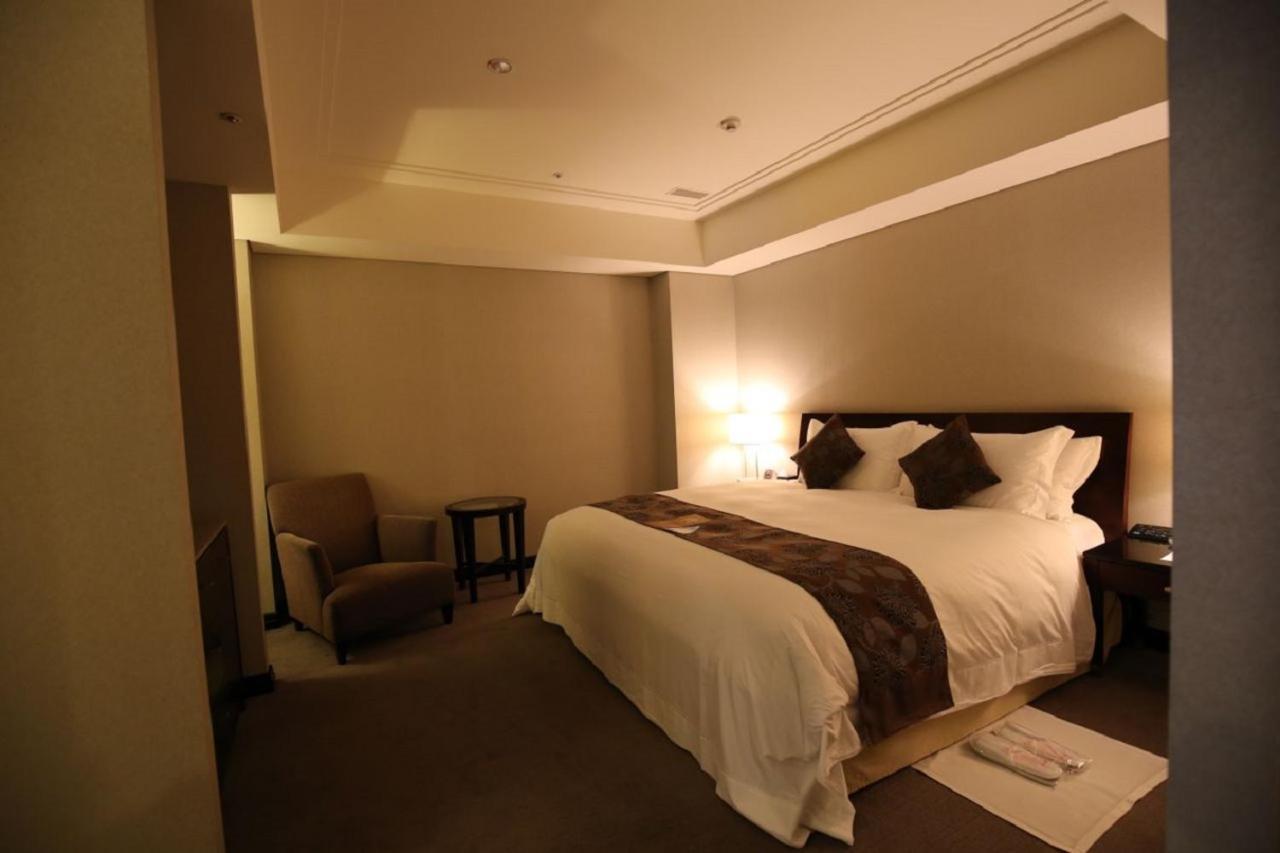 Tayih Landis Hotel Tainan Buitenkant foto A room at the hotel